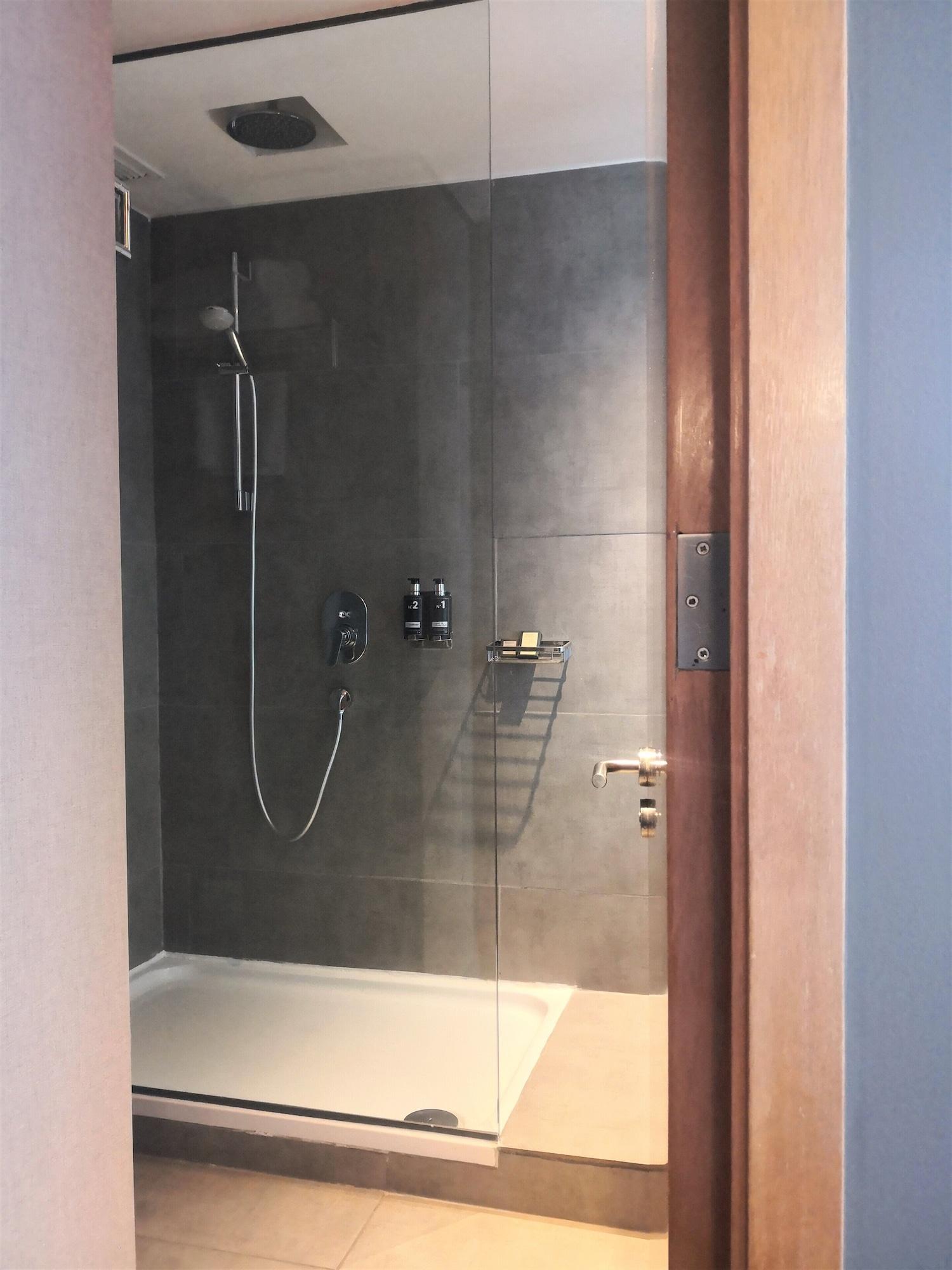 Solace Hotel Santiago Dış mekan fotoğraf A shower with a shower door