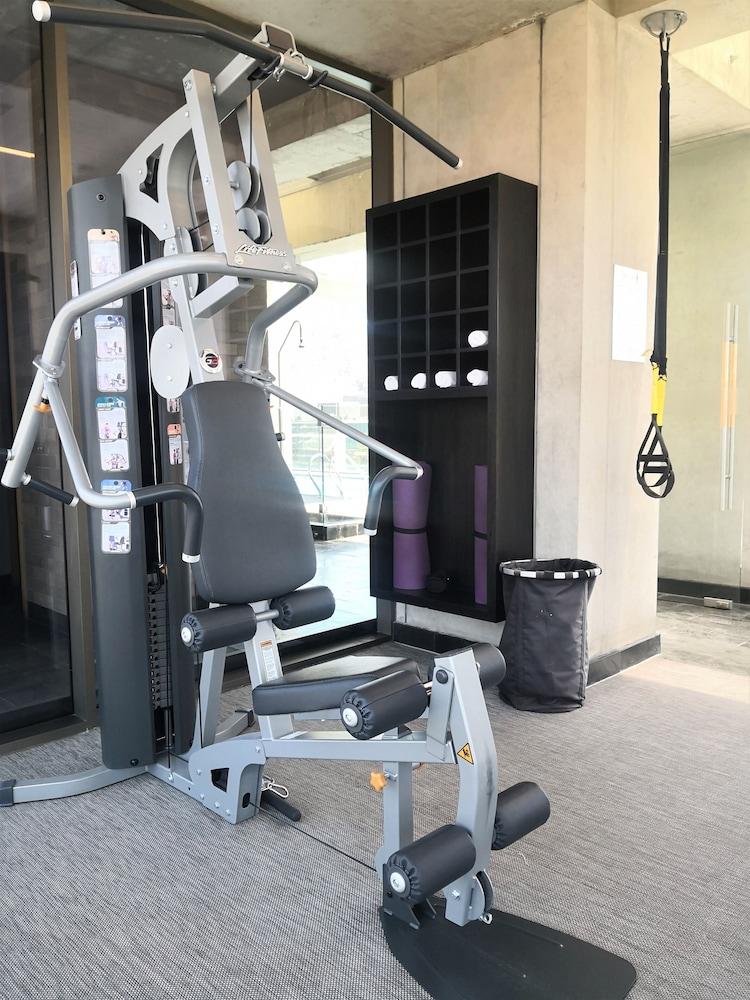 Solace Hotel Santiago Dış mekan fotoğraf A typical gym
