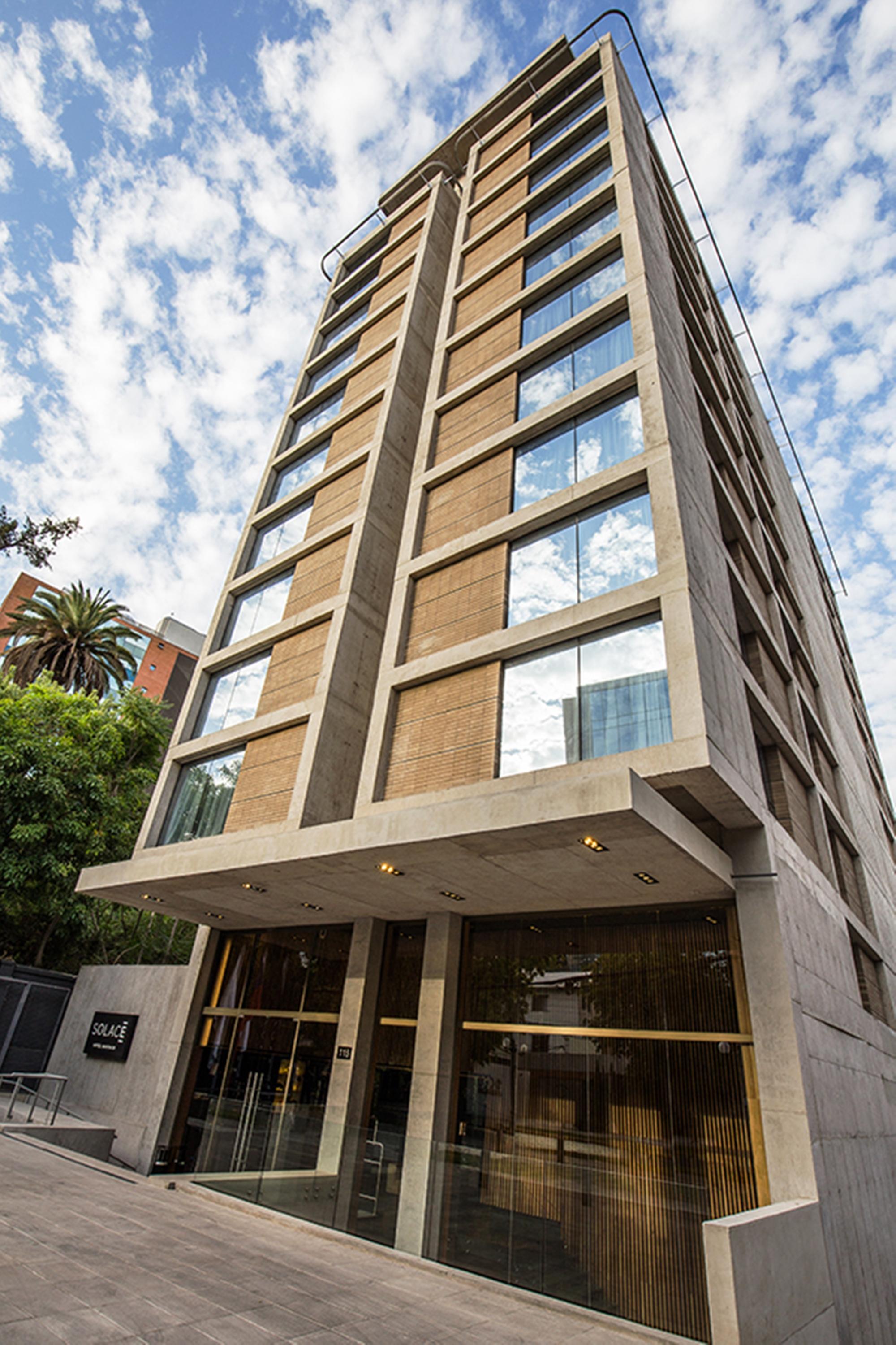 Solace Hotel Santiago Dış mekan fotoğraf The building's facade