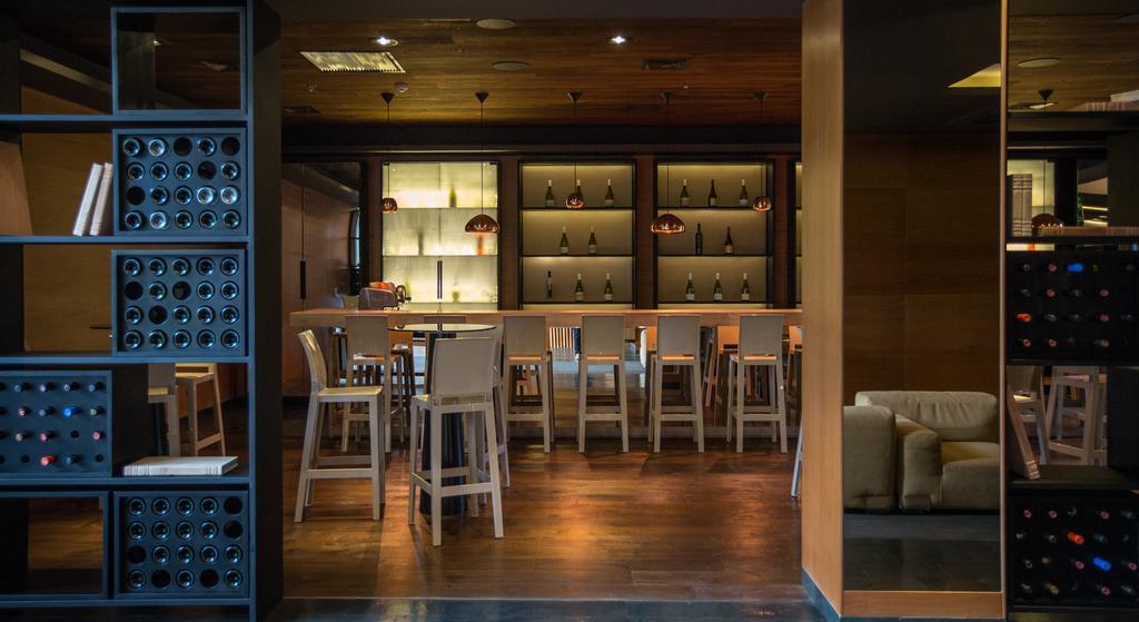 Solace Hotel Santiago Dış mekan fotoğraf The bar at the lounge