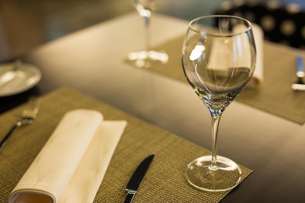 Solace Hotel Santiago Dış mekan fotoğraf A wine glass