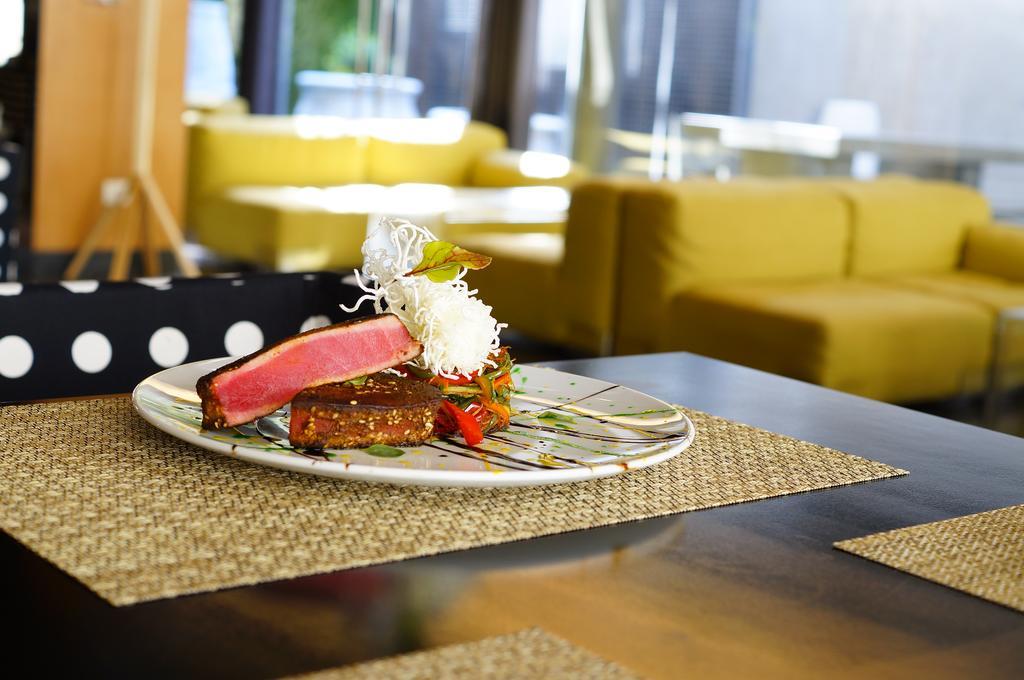 Solace Hotel Santiago Dış mekan fotoğraf A tuna steak