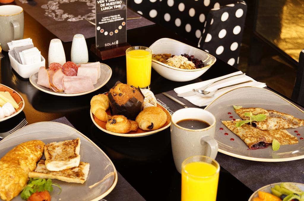 Solace Hotel Santiago Dış mekan fotoğraf A typical breakfast buffet