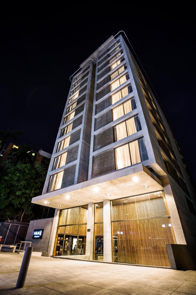 Solace Hotel Santiago Dış mekan fotoğraf The building at night