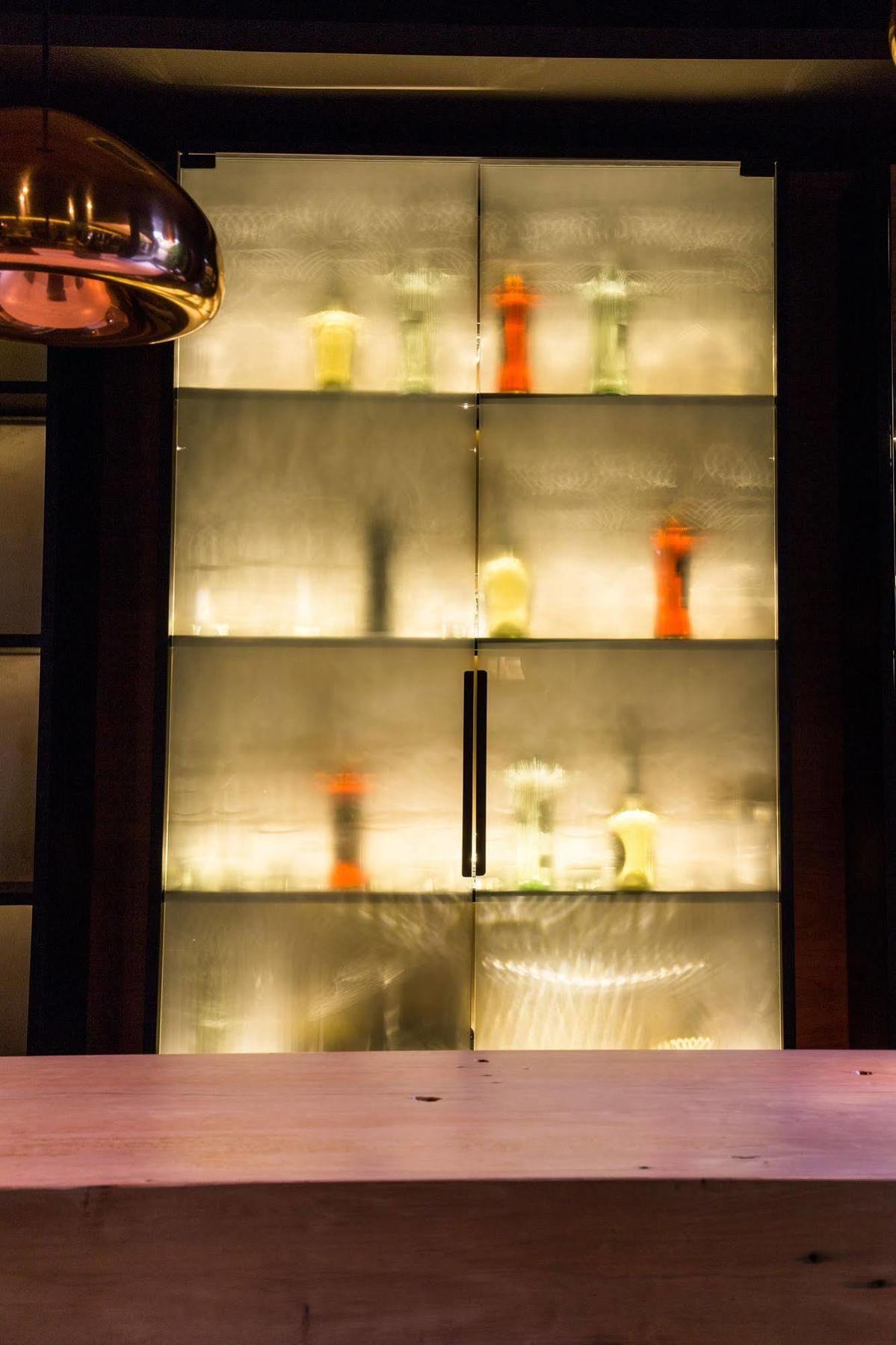 Solace Hotel Santiago Dış mekan fotoğraf A glass display case
