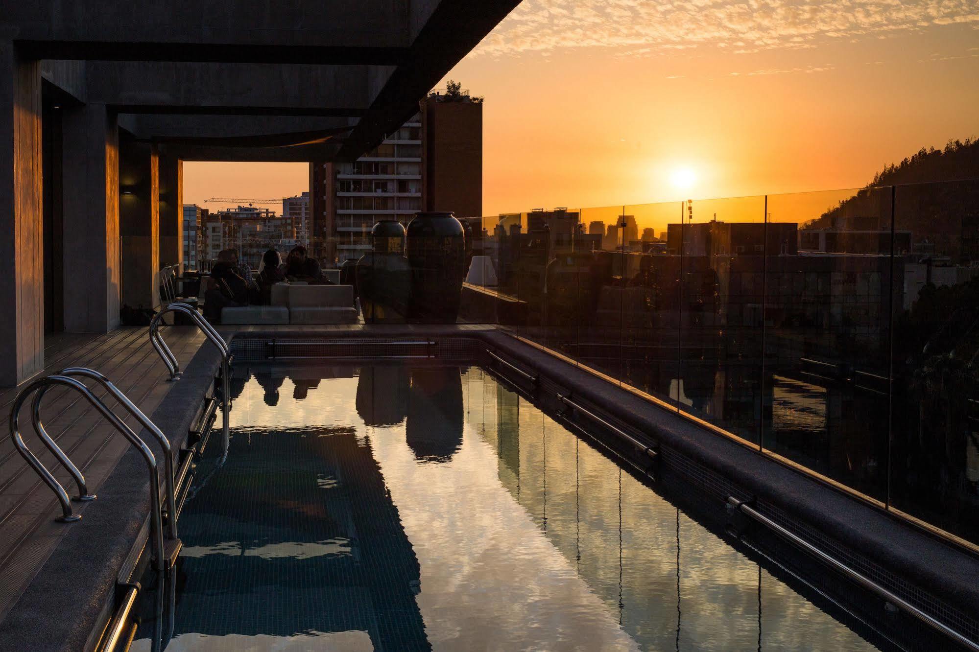Solace Hotel Santiago Dış mekan fotoğraf Sunset at the rooftop of the hotel