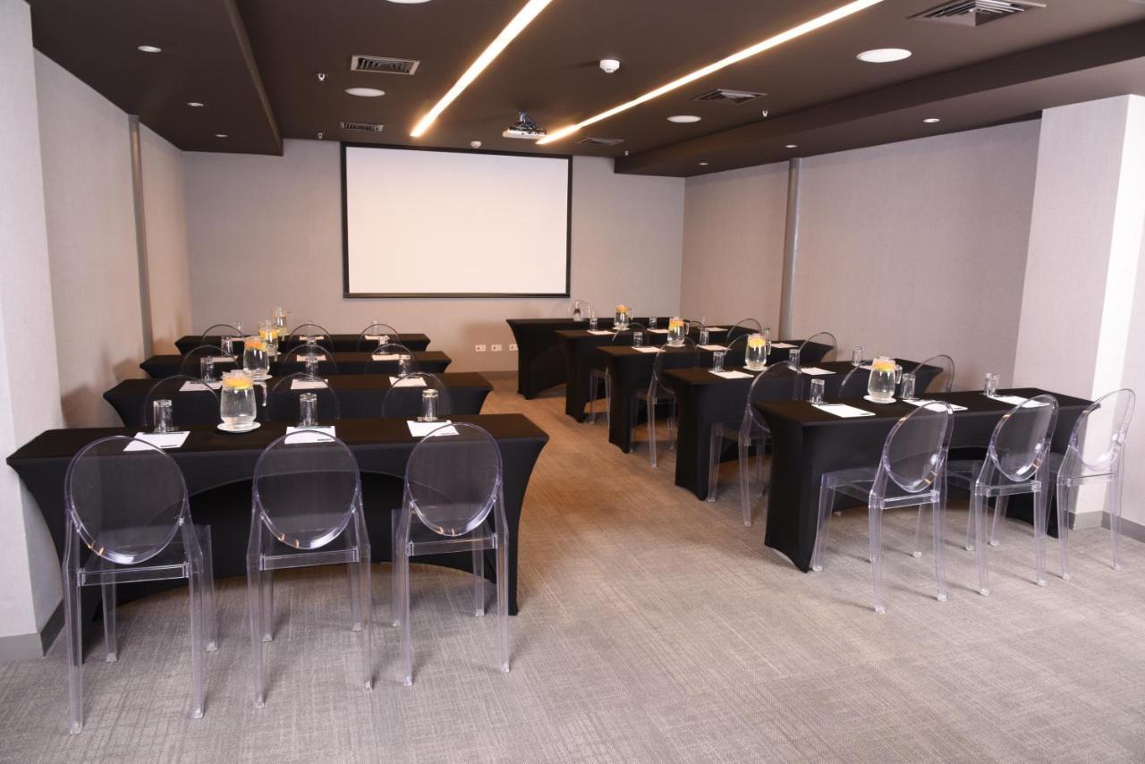 Solace Hotel Santiago Dış mekan fotoğraf Meeting room
