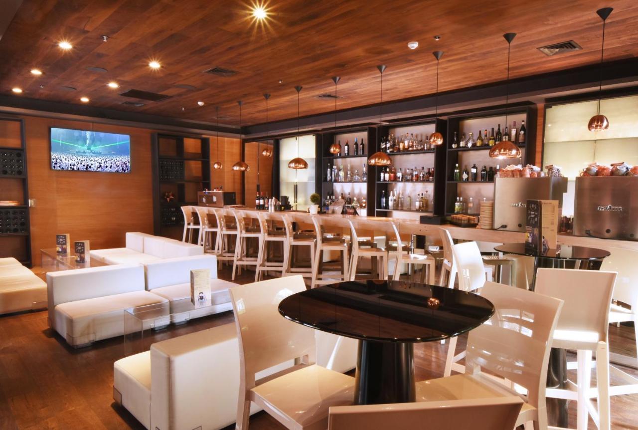 Solace Hotel Santiago Dış mekan fotoğraf The interior of the bar
