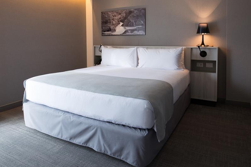 Solace Hotel Santiago Dış mekan fotoğraf A bed with a box spring